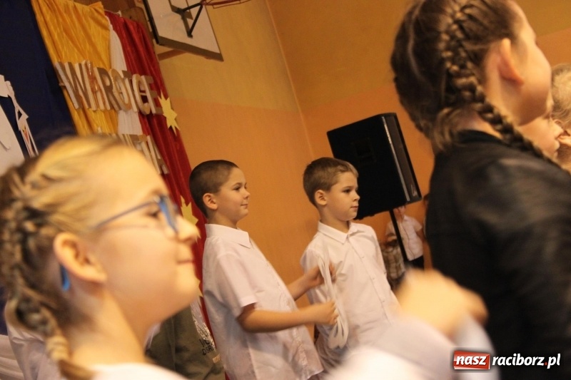 Zdjęcie w galerii na portalu naszraciborz.pl: Jarmark bożonarodzeniowy i wielkie kolędowanie w Krzanowicach  wiadomości z regionu