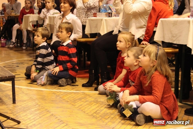 Zdjęcie w galerii na portalu naszraciborz.pl: Jarmark bożonarodzeniowy i wielkie kolędowanie w Krzanowicach  wiadomości z regionu