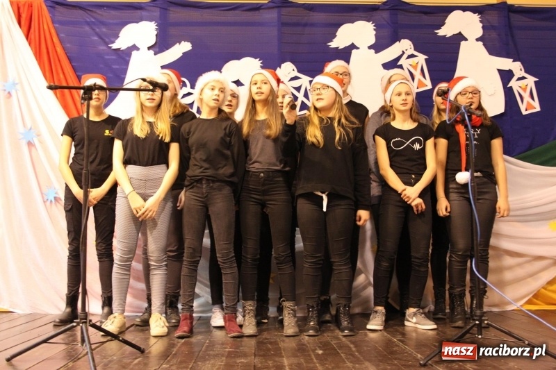 Zdjęcie w galerii na portalu naszraciborz.pl: Jarmark bożonarodzeniowy i wielkie kolędowanie w Krzanowicach  wiadomości z regionu