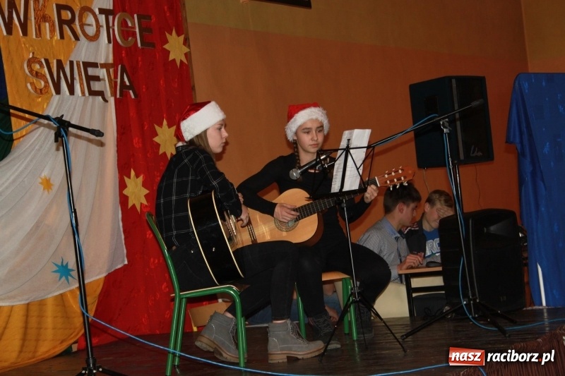 Zdjęcie w galerii na portalu naszraciborz.pl: Jarmark bożonarodzeniowy i wielkie kolędowanie w Krzanowicach  wiadomości z regionu