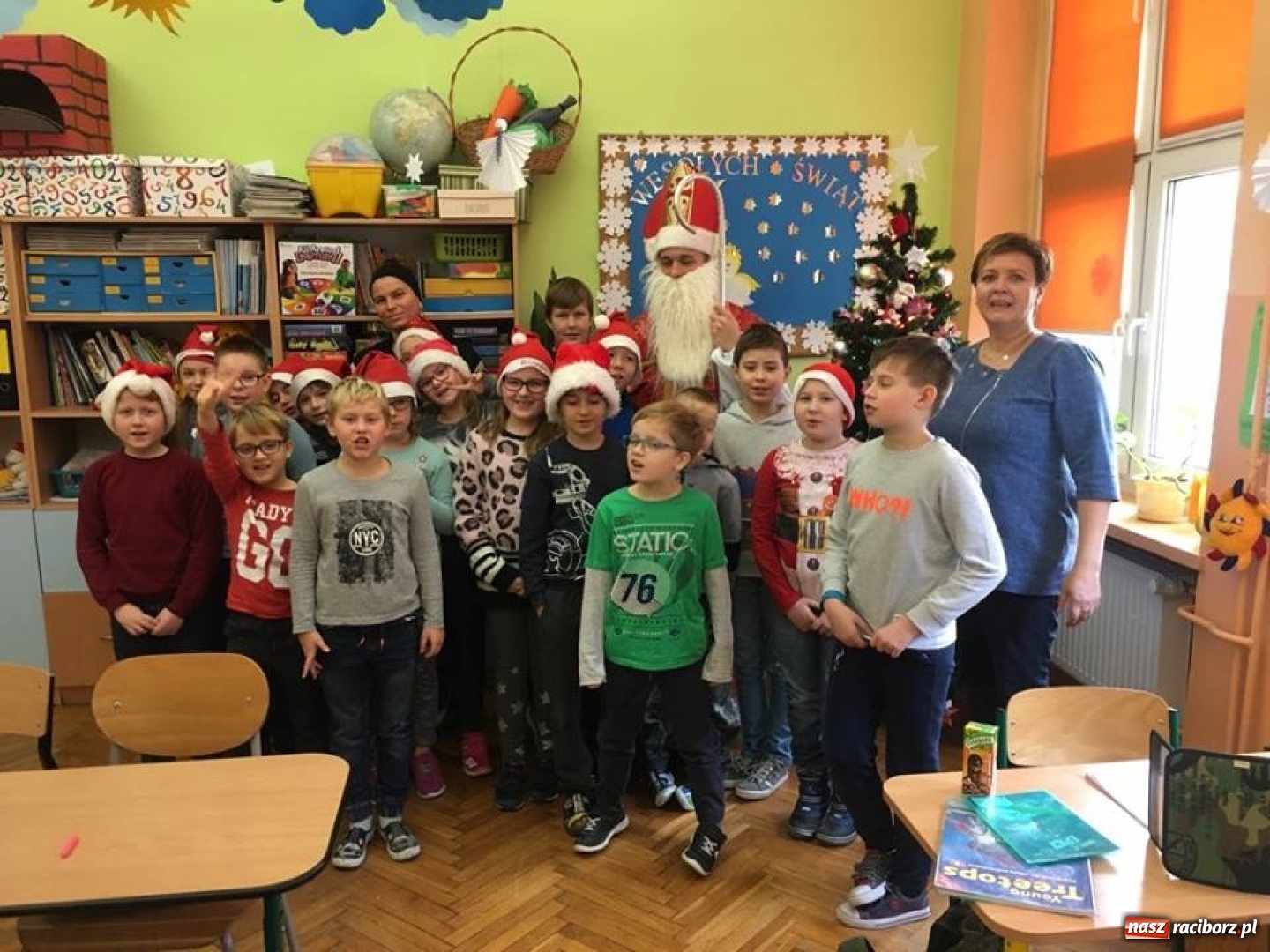 Zdjęcie w galerii na portalu naszraciborz.pl: Święty Mikołaj w progach SP 13 w Raciborzu wiadomości z regionu
