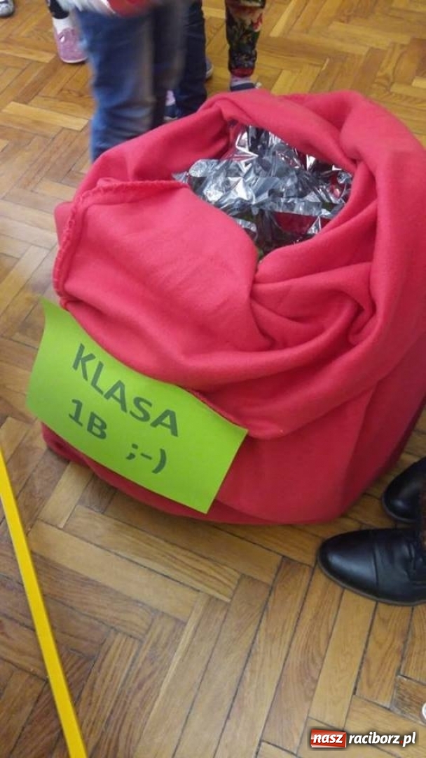 Zdjęcie w galerii na portalu naszraciborz.pl: Święty Mikołaj w progach SP 13 w Raciborzu wiadomości z regionu