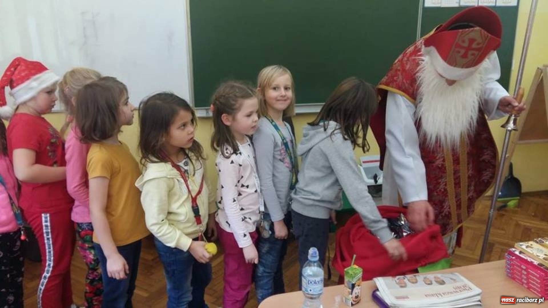 Zdjęcie w galerii na portalu naszraciborz.pl: Święty Mikołaj w progach SP 13 w Raciborzu wiadomości z regionu