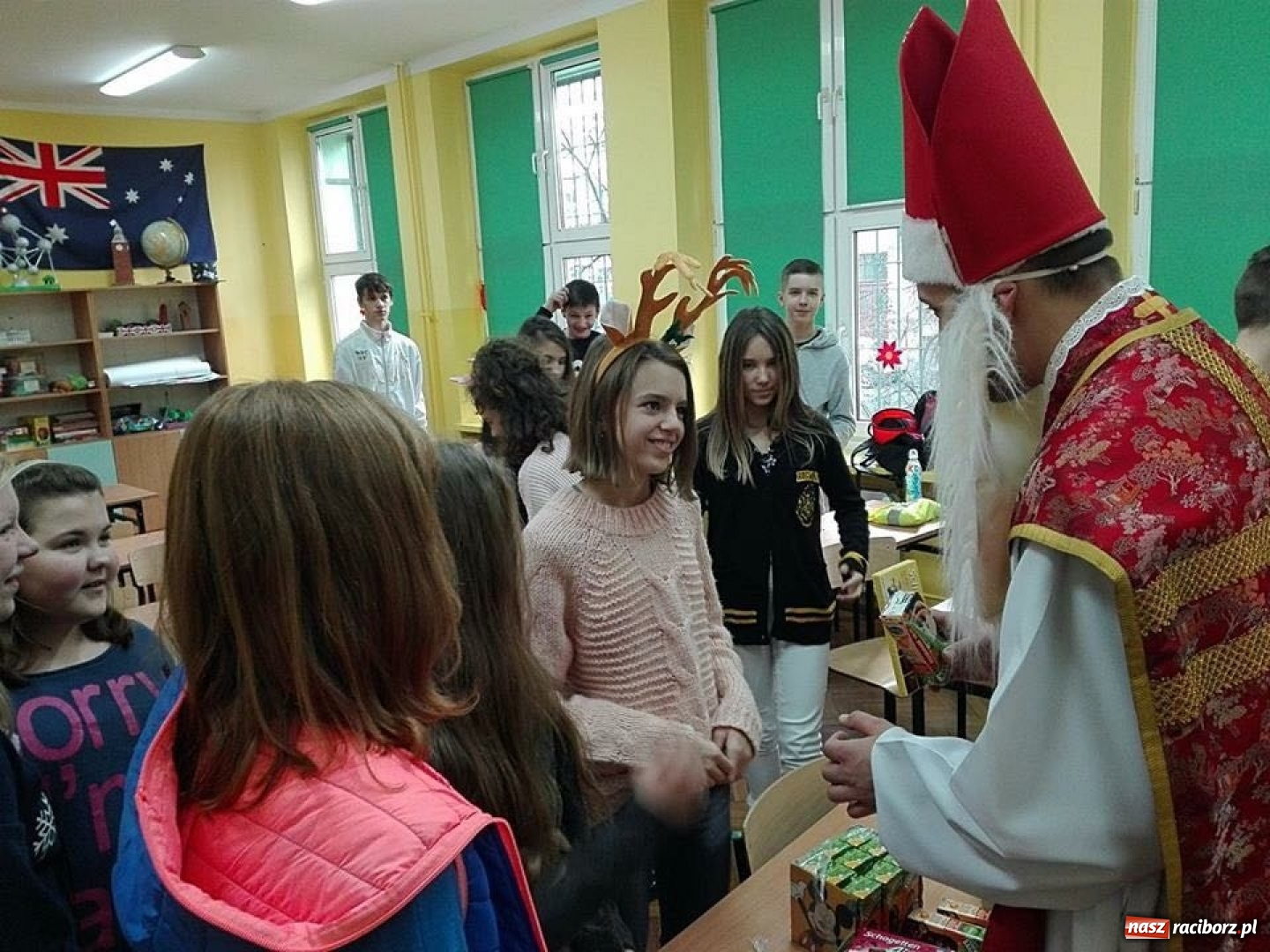 Zdjęcie w galerii na portalu naszraciborz.pl: Święty Mikołaj w progach SP 13 w Raciborzu wiadomości z regionu