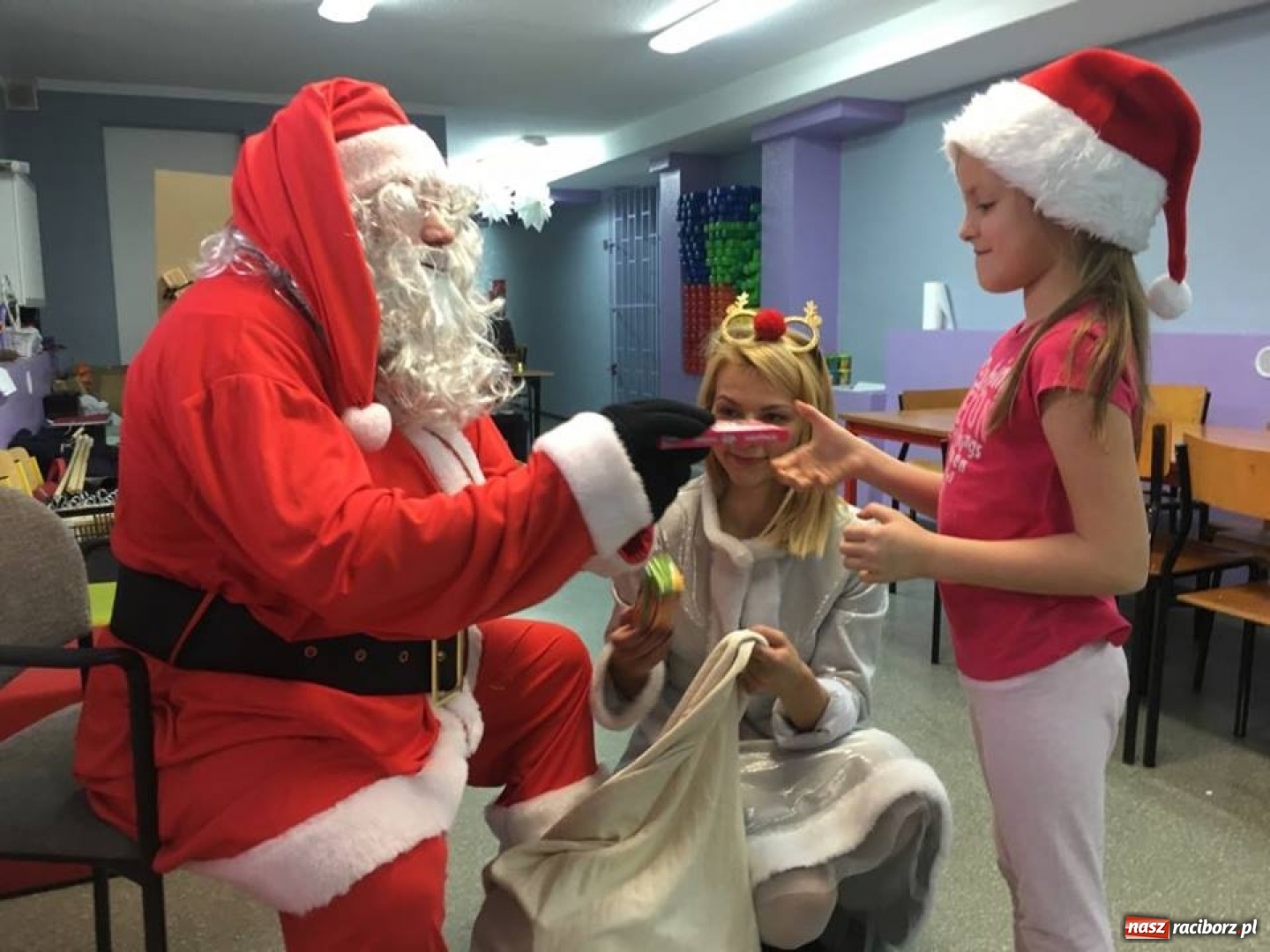 Zdjęcie w galerii na portalu naszraciborz.pl: Święty Mikołaj w progach SP 13 w Raciborzu wiadomości z regionu