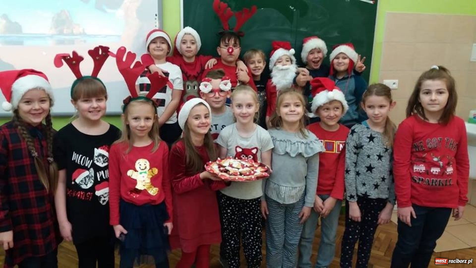 Zdjęcie w galerii na portalu naszraciborz.pl: Święty Mikołaj w progach SP 13 w Raciborzu wiadomości z regionu