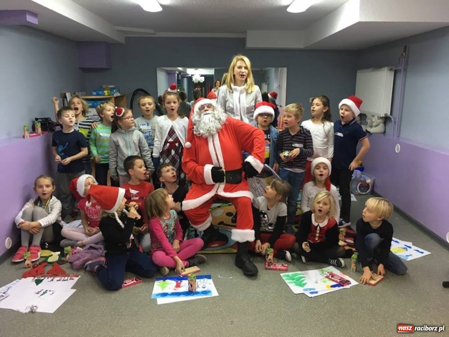 Zdjęcie w galerii na portalu naszraciborz.pl: Święty Mikołaj w progach SP 13 w Raciborzu wiadomości z regionu