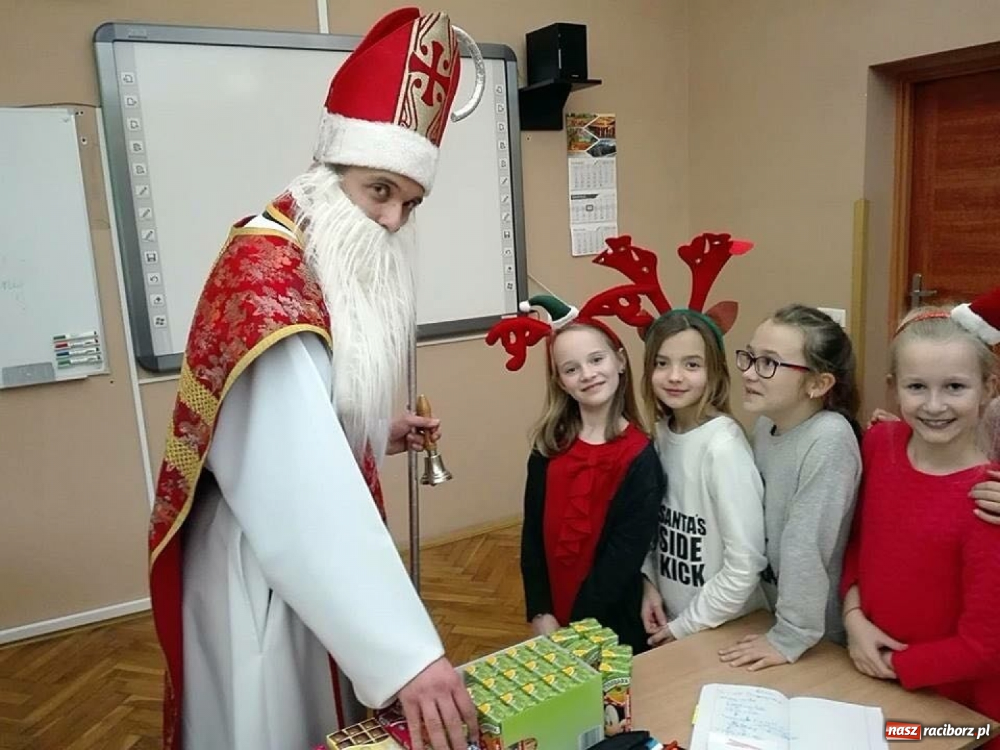 Zdjęcie w galerii na portalu naszraciborz.pl: Święty Mikołaj w progach SP 13 w Raciborzu wiadomości z regionu