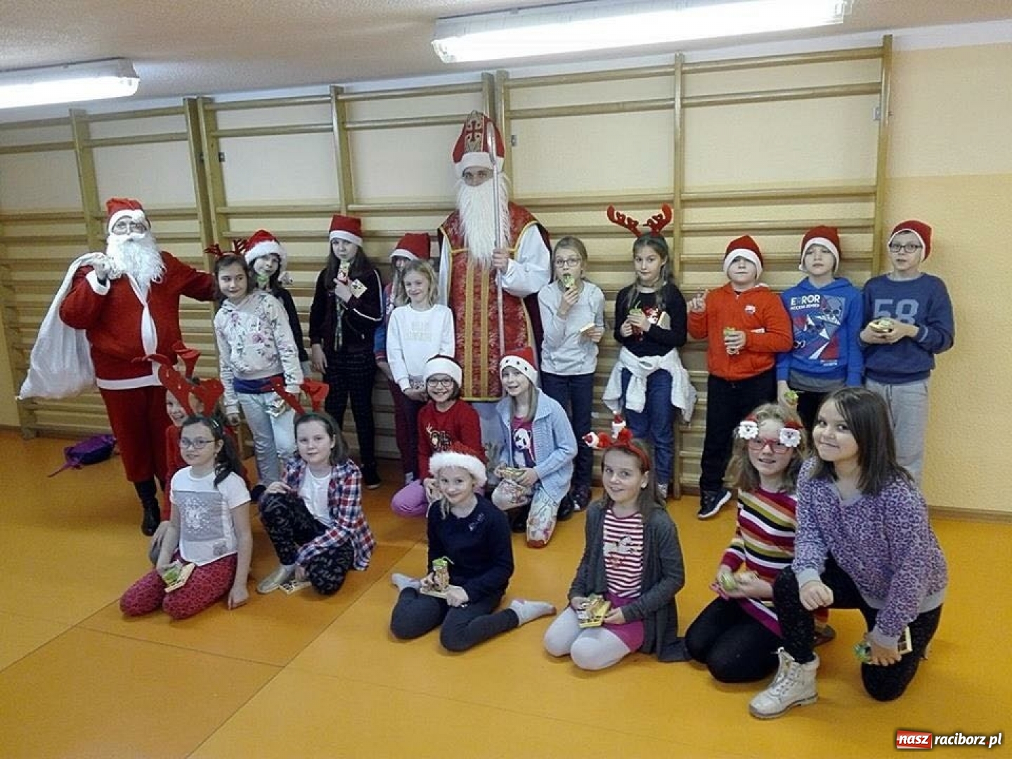 Zdjęcie w galerii na portalu naszraciborz.pl: Święty Mikołaj w progach SP 13 w Raciborzu wiadomości z regionu