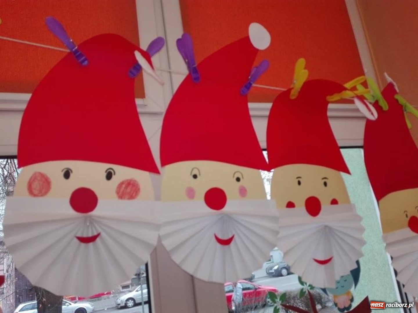 Zdjęcie w galerii na portalu naszraciborz.pl: Święty Mikołaj w progach SP 13 w Raciborzu wiadomości z regionu