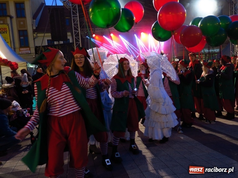 Zdjęcie w galerii na portalu naszraciborz.pl: Parada, choinka i Majka Jeżowska. Zobaczcie jak bawił się Rybnik wiadomości z regionu