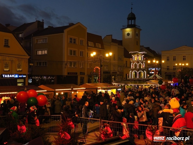 Zdjęcie w galerii na portalu naszraciborz.pl: Parada, choinka i Majka Jeżowska. Zobaczcie jak bawił się Rybnik wiadomości z regionu