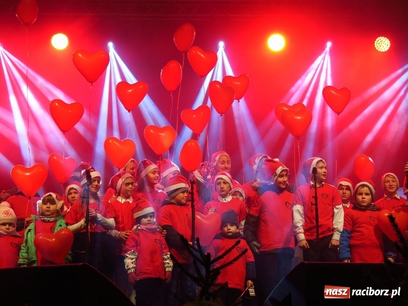 Zdjęcie w galerii na portalu naszraciborz.pl: Parada, choinka i Majka Jeżowska. Zobaczcie jak bawił się Rybnik wiadomości z regionu