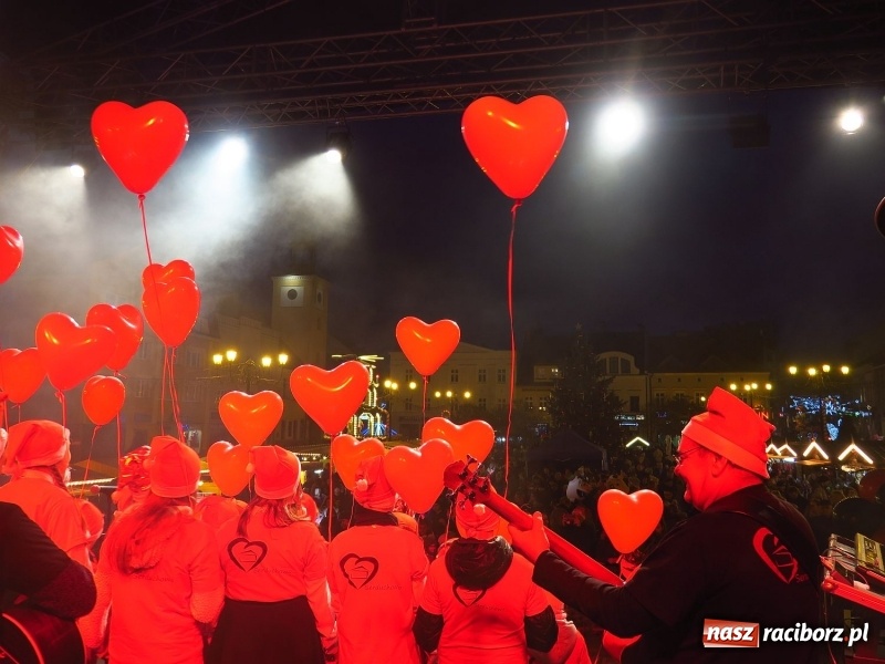 Zdjęcie w galerii na portalu naszraciborz.pl: Parada, choinka i Majka Jeżowska. Zobaczcie jak bawił się Rybnik wiadomości z regionu