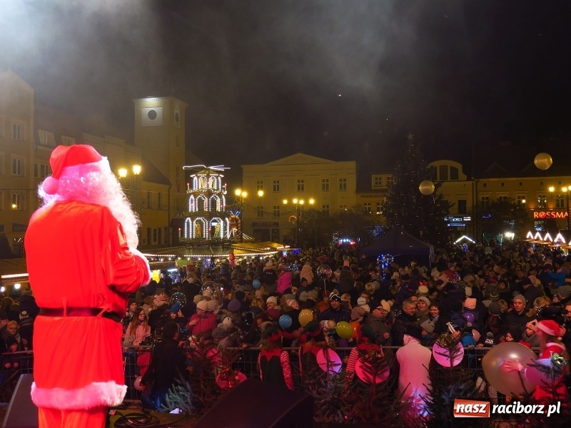 Zdjęcie w galerii na portalu naszraciborz.pl: Parada, choinka i Majka Jeżowska. Zobaczcie jak bawił się Rybnik wiadomości z regionu