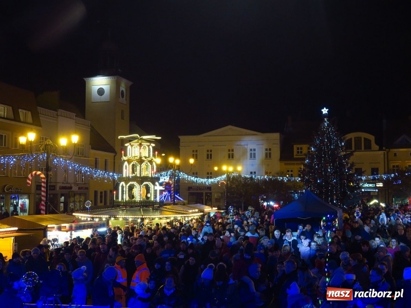 Zdjęcie w galerii na portalu naszraciborz.pl: Parada, choinka i Majka Jeżowska. Zobaczcie jak bawił się Rybnik wiadomości z regionu