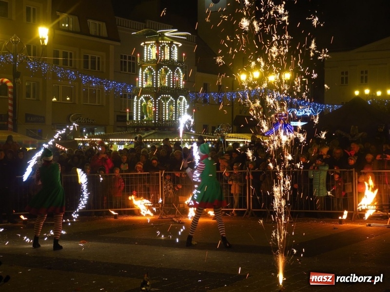 Zdjęcie w galerii na portalu naszraciborz.pl: Parada, choinka i Majka Jeżowska. Zobaczcie jak bawił się Rybnik wiadomości z regionu