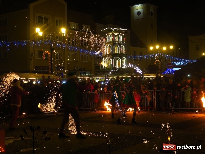 Zdjęcie w galerii na portalu naszraciborz.pl: Parada, choinka i Majka Jeżowska. Zobaczcie jak bawił się Rybnik wiadomości z regionu