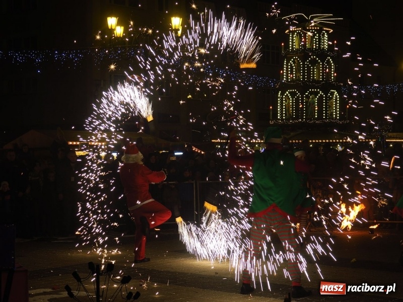 Zdjęcie w galerii na portalu naszraciborz.pl: Parada, choinka i Majka Jeżowska. Zobaczcie jak bawił się Rybnik wiadomości z regionu