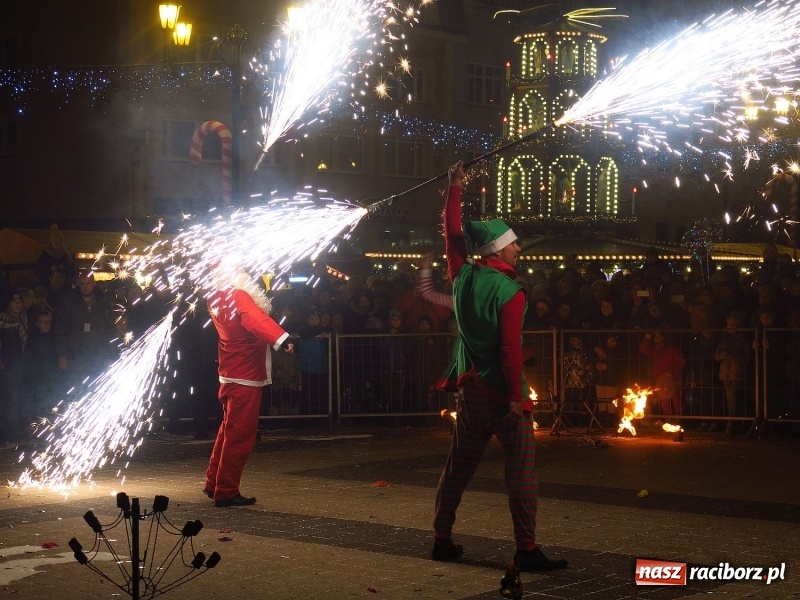 Zdjęcie w galerii na portalu naszraciborz.pl: Parada, choinka i Majka Jeżowska. Zobaczcie jak bawił się Rybnik wiadomości z regionu