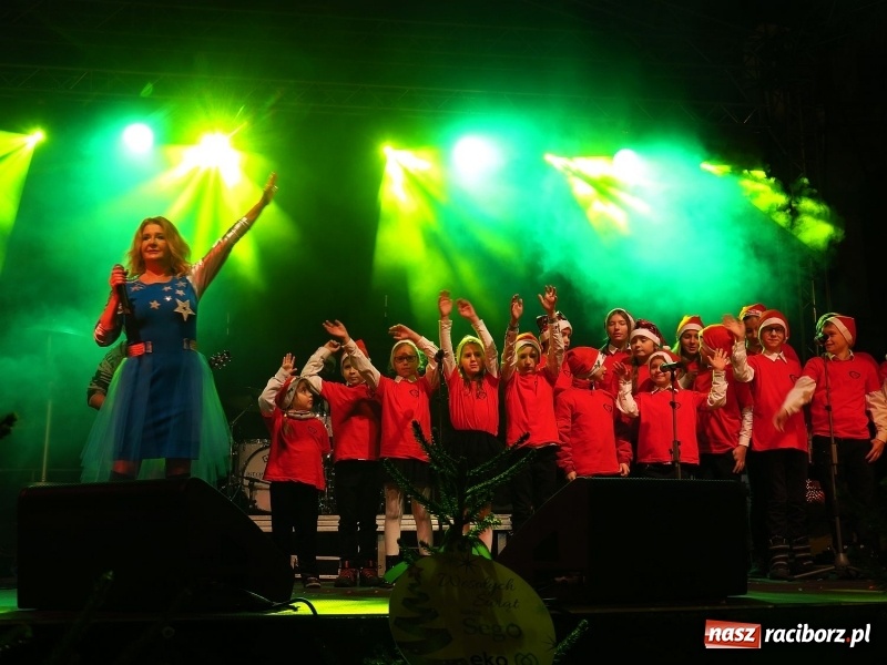 Zdjęcie w galerii na portalu naszraciborz.pl: Parada, choinka i Majka Jeżowska. Zobaczcie jak bawił się Rybnik wiadomości z regionu