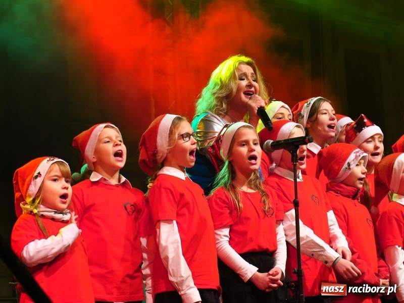 Zdjęcie w galerii na portalu naszraciborz.pl: Parada, choinka i Majka Jeżowska. Zobaczcie jak bawił się Rybnik wiadomości z regionu