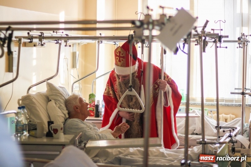 Zdjęcie w galerii na portalu naszraciborz.pl: Studenci PWSZ w Raciborzu z akcją świąteczną w raciborskim szpitalu wiadomości z regionu