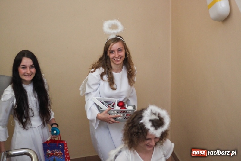Zdjęcie w galerii na portalu naszraciborz.pl: Studenci PWSZ w Raciborzu z akcją świąteczną w raciborskim szpitalu wiadomości z regionu