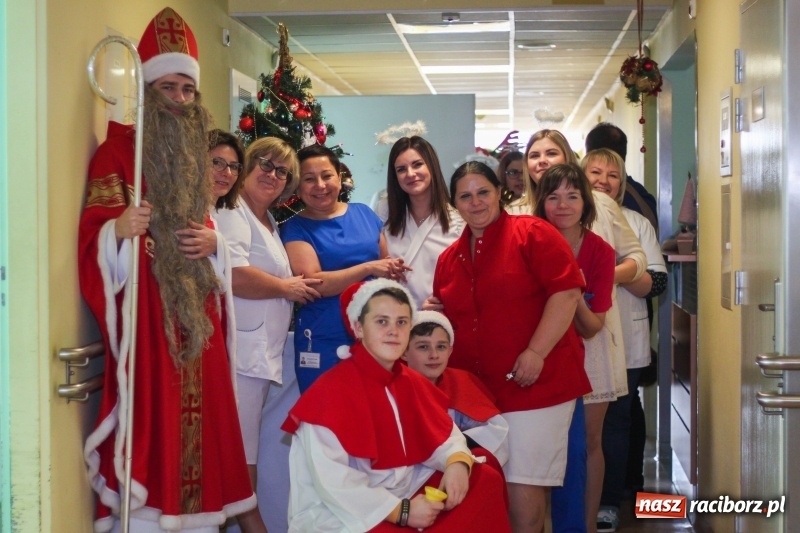 Zdjęcie w galerii na portalu naszraciborz.pl: Studenci PWSZ w Raciborzu z akcją świąteczną w raciborskim szpitalu wiadomości z regionu