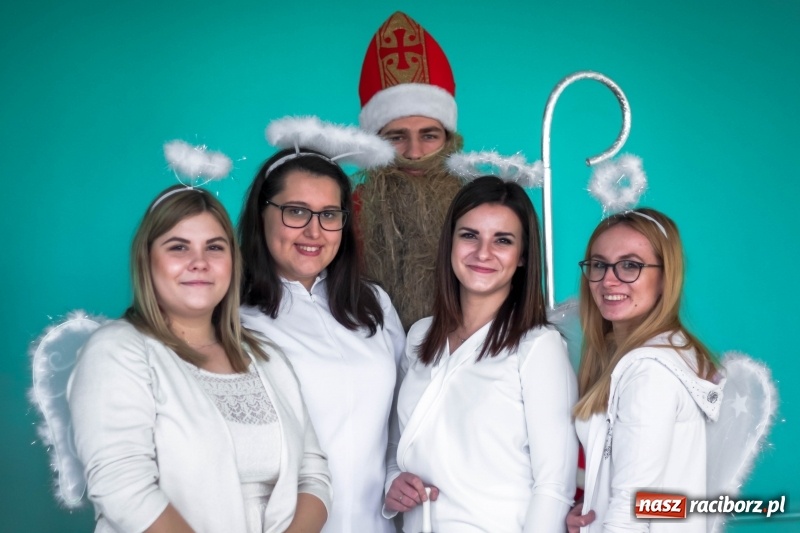 Zdjęcie w galerii na portalu naszraciborz.pl: Studenci PWSZ w Raciborzu z akcją świąteczną w raciborskim szpitalu wiadomości z regionu