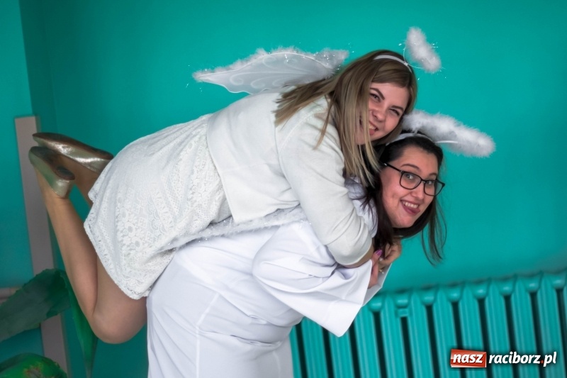 Zdjęcie w galerii na portalu naszraciborz.pl: Studenci PWSZ w Raciborzu z akcją świąteczną w raciborskim szpitalu wiadomości z regionu