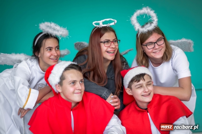 Zdjęcie w galerii na portalu naszraciborz.pl: Studenci PWSZ w Raciborzu z akcją świąteczną w raciborskim szpitalu wiadomości z regionu