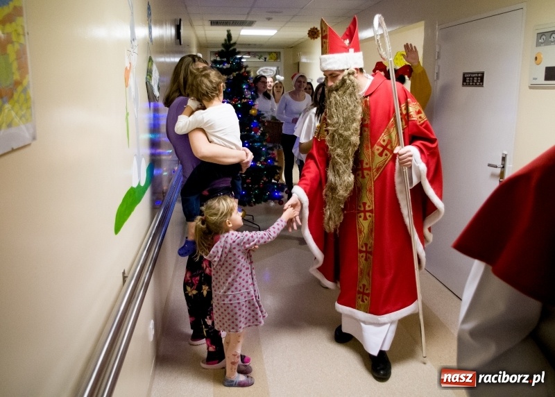 Zdjęcie w galerii na portalu naszraciborz.pl: Studenci PWSZ w Raciborzu z akcją świąteczną w raciborskim szpitalu wiadomości z regionu