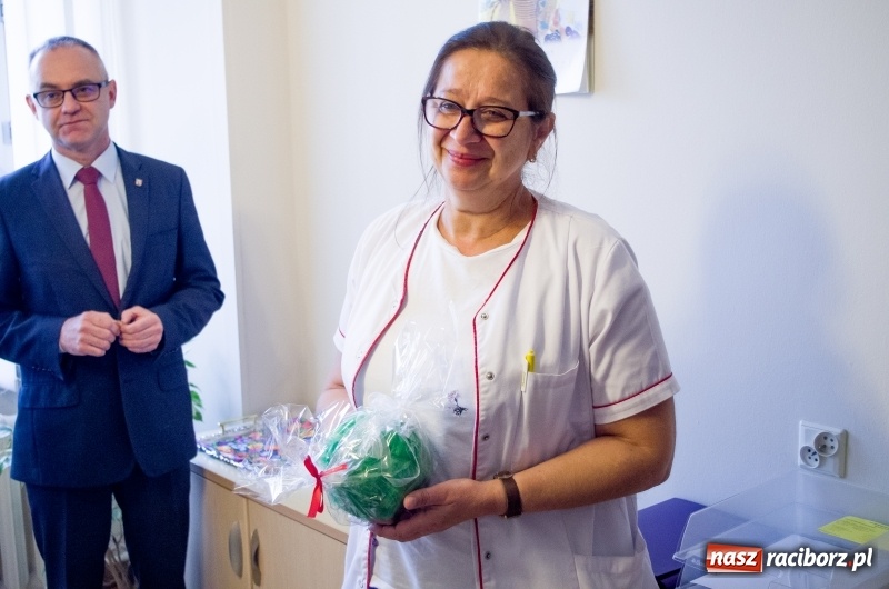 Zdjęcie w galerii na portalu naszraciborz.pl: Studenci PWSZ w Raciborzu z akcją świąteczną w raciborskim szpitalu wiadomości z regionu