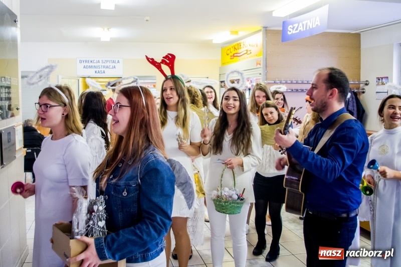 Zdjęcie w galerii na portalu naszraciborz.pl: Studenci PWSZ w Raciborzu z akcją świąteczną w raciborskim szpitalu wiadomości z regionu