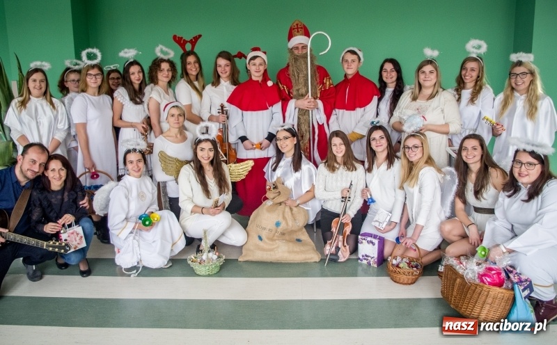 Zdjęcie w galerii na portalu naszraciborz.pl: Studenci PWSZ w Raciborzu z akcją świąteczną w raciborskim szpitalu wiadomości z regionu