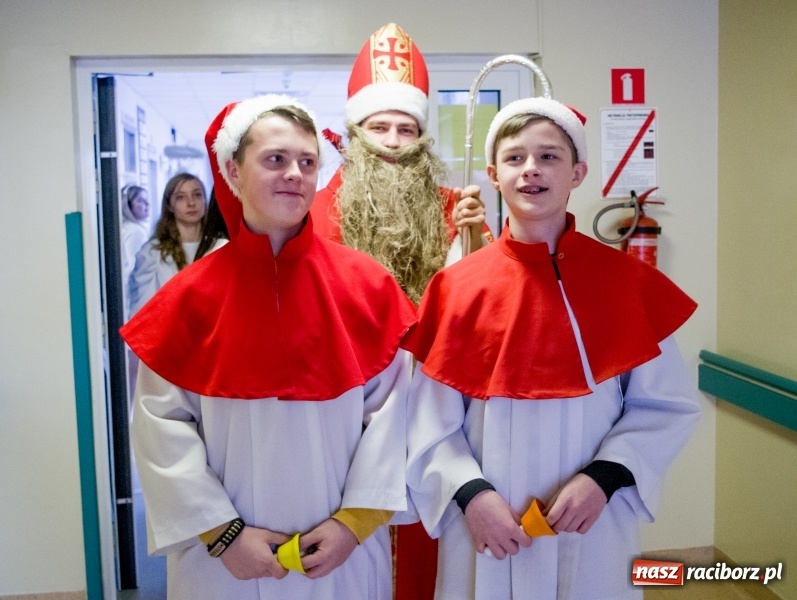 Zdjęcie w galerii na portalu naszraciborz.pl: Studenci PWSZ w Raciborzu z akcją świąteczną w raciborskim szpitalu wiadomości z regionu