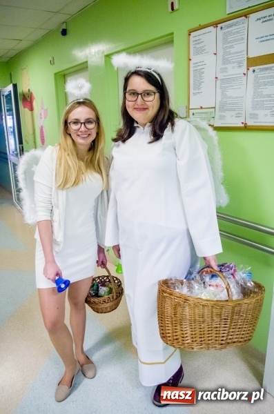 Zdjęcie w galerii na portalu naszraciborz.pl: Studenci PWSZ w Raciborzu z akcją świąteczną w raciborskim szpitalu wiadomości z regionu
