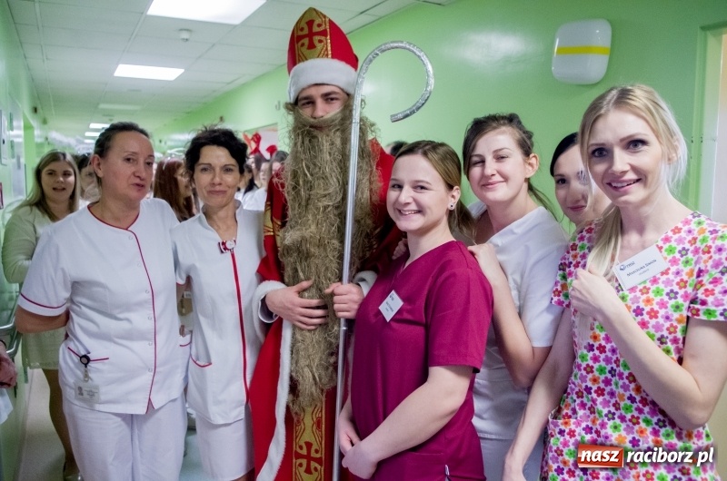Zdjęcie w galerii na portalu naszraciborz.pl: Studenci PWSZ w Raciborzu z akcją świąteczną w raciborskim szpitalu wiadomości z regionu