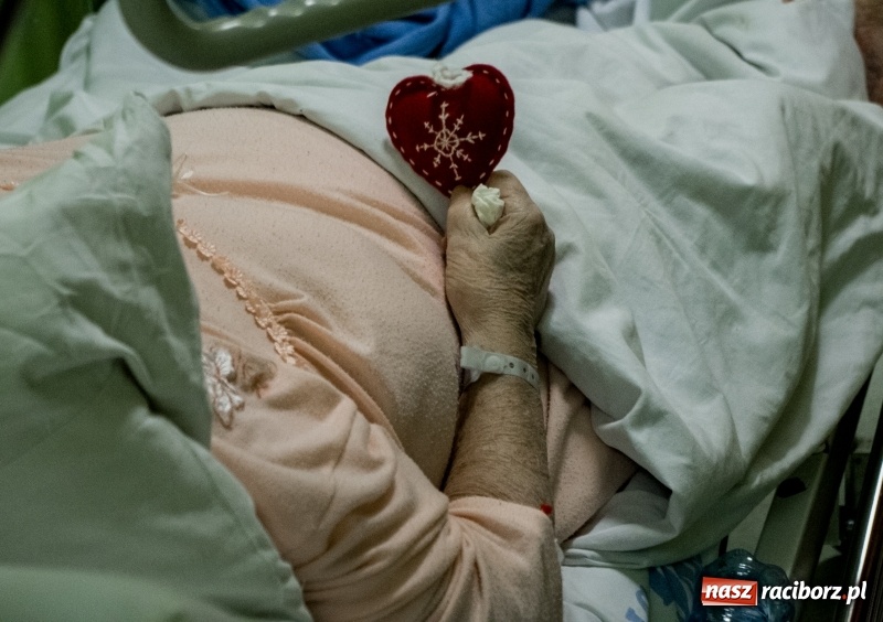 Zdjęcie w galerii na portalu naszraciborz.pl: Studenci PWSZ w Raciborzu z akcją świąteczną w raciborskim szpitalu wiadomości z regionu