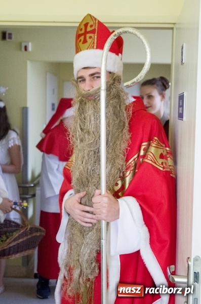 Zdjęcie w galerii na portalu naszraciborz.pl: Studenci PWSZ w Raciborzu z akcją świąteczną w raciborskim szpitalu wiadomości z regionu