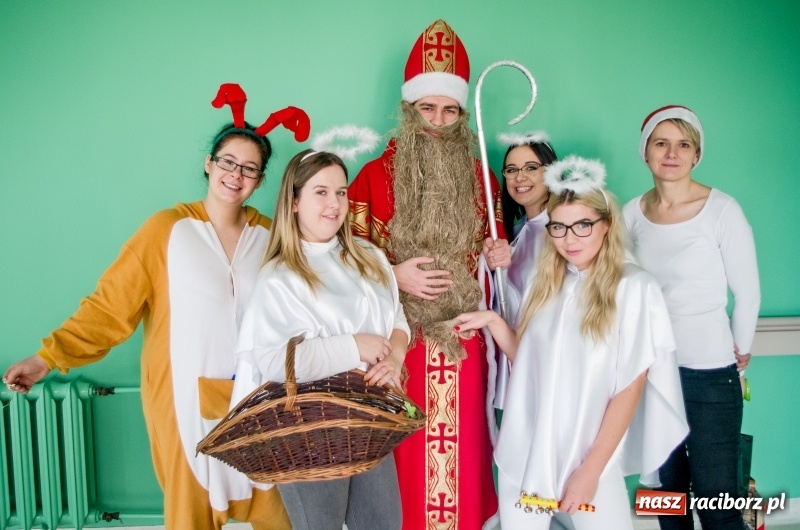 Zdjęcie w galerii na portalu naszraciborz.pl: Studenci PWSZ w Raciborzu z akcją świąteczną w raciborskim szpitalu wiadomości z regionu