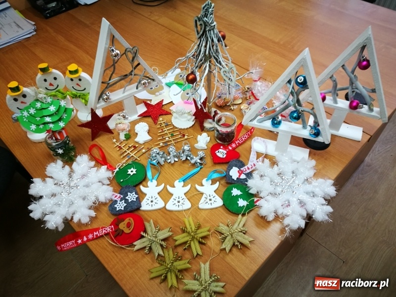 Zdjęcie w galerii na portalu naszraciborz.pl: Studenci PWSZ w Raciborzu z akcją świąteczną w raciborskim szpitalu wiadomości z regionu