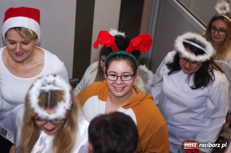 Zdjęcie w galerii na portalu naszraciborz.pl: Studenci PWSZ w Raciborzu z akcją świąteczną w raciborskim szpitalu wiadomości z regionu