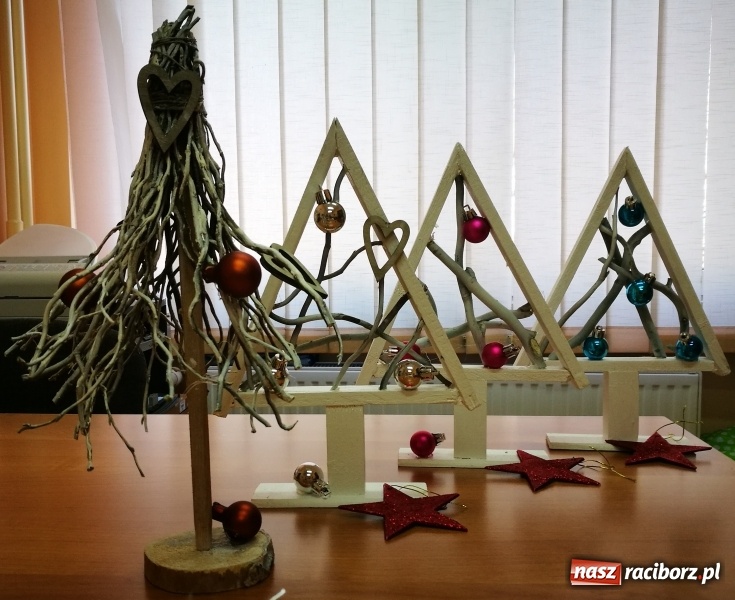 Zdjęcie w galerii na portalu naszraciborz.pl: Studenci PWSZ w Raciborzu z akcją świąteczną w raciborskim szpitalu wiadomości z regionu