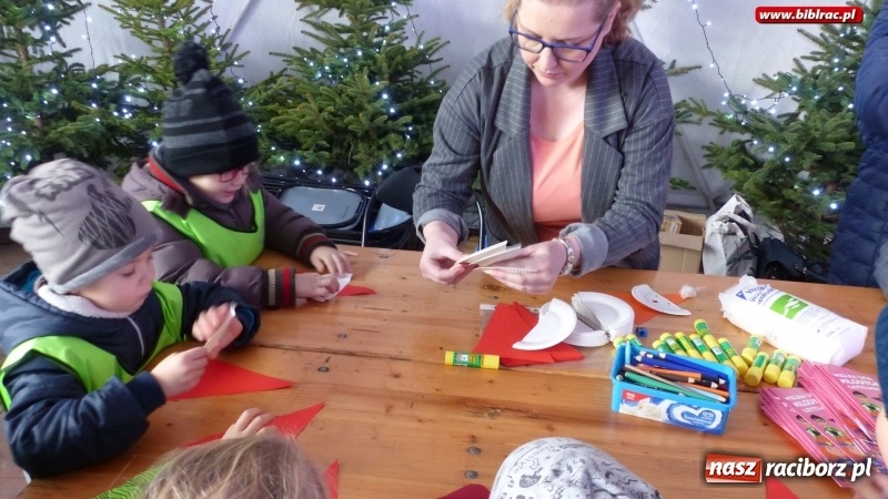 Zdjęcie w galerii na portalu naszraciborz.pl: Ostatnie wyjście Mikołaja, czyli biblioteka na Jarmarku Bożonarodzeniowym wiadomości z regionu