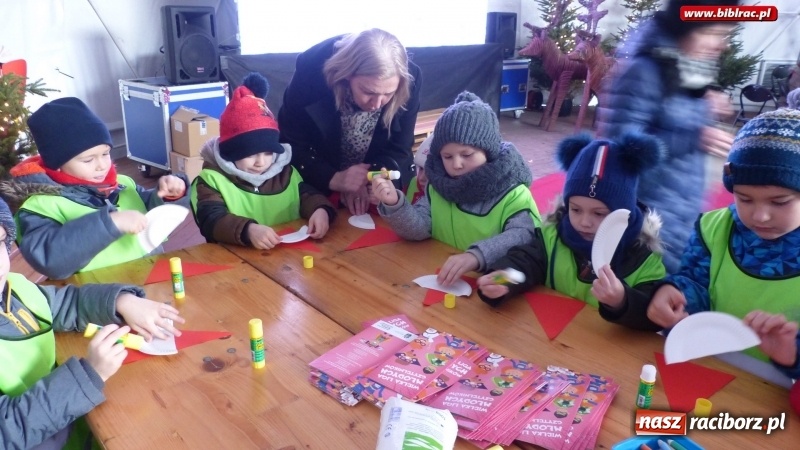 Zdjęcie w galerii na portalu naszraciborz.pl: Ostatnie wyjście Mikołaja, czyli biblioteka na Jarmarku Bożonarodzeniowym wiadomości z regionu