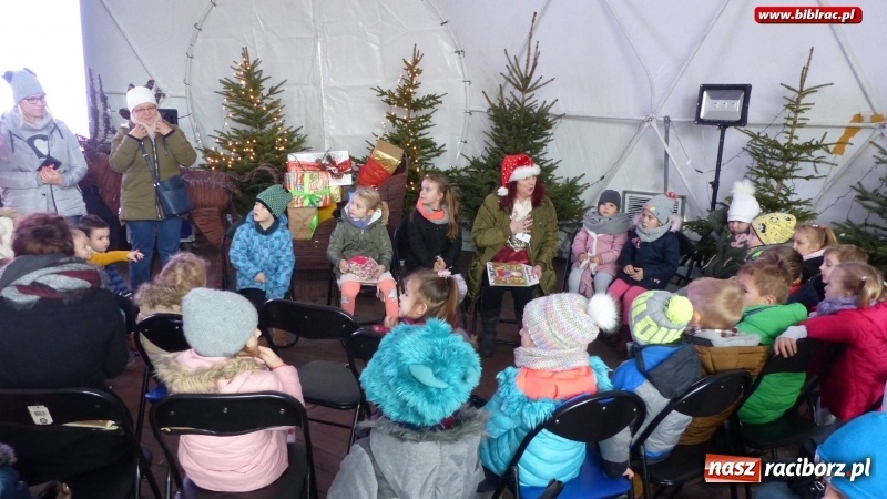 Zdjęcie w galerii na portalu naszraciborz.pl: Ostatnie wyjście Mikołaja, czyli biblioteka na Jarmarku Bożonarodzeniowym wiadomości z regionu