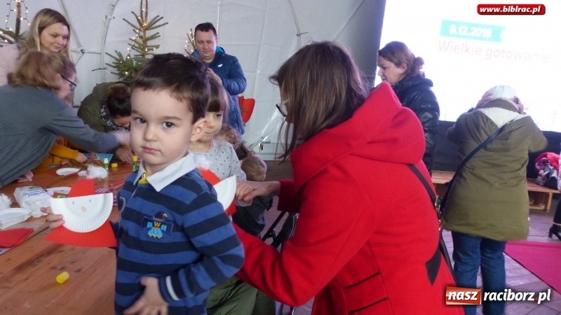 Zdjęcie w galerii na portalu naszraciborz.pl: Ostatnie wyjście Mikołaja, czyli biblioteka na Jarmarku Bożonarodzeniowym wiadomości z regionu