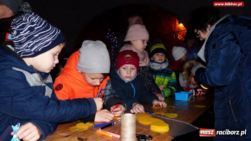 Zdjęcie w galerii na portalu naszraciborz.pl: Ostatnie wyjście Mikołaja, czyli biblioteka na Jarmarku Bożonarodzeniowym wiadomości z regionu